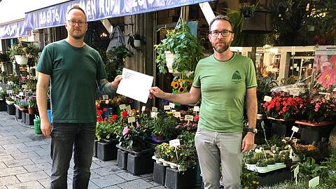 Arne Brach (l.) und Benoît Blaser hoffen, dass das von ihnen angebrachte Schild dabei hilft, die Partygänger zu sensibilisieren.