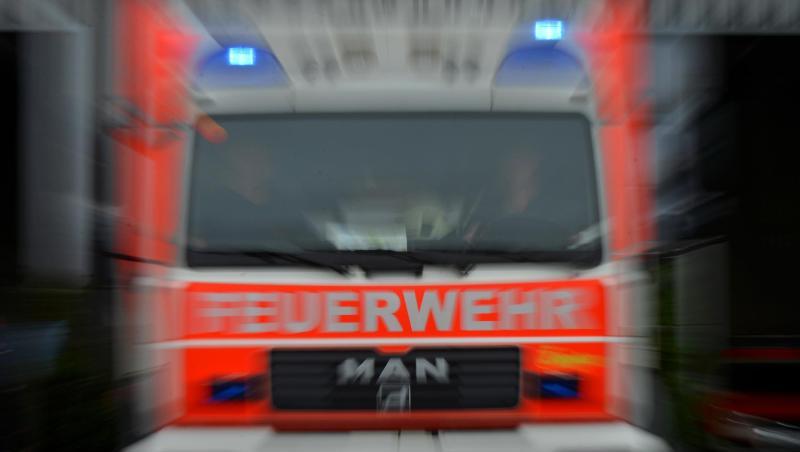 Ein Einsatzwagen der Feuerwehr ist unterwegs. Foto: Hendrik Schmidt/Archiv Ein Einsatzwagen der Feuerwehr ist unterwegs. Foto: Hendrik Schmidt/Archiv