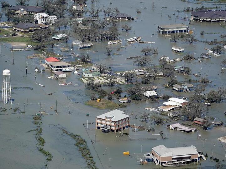 Überschwemmungen nach Hurrikan "Laura". Häuser stehen in Lake Charles unter Wasser.