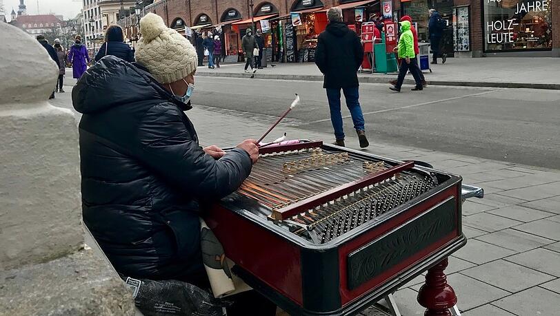 Cimbalom-Spieler Jean musiziert vor der Metzgerzeile. Cimbalom-Spieler Jean musiziert vor der Metzgerzeile.