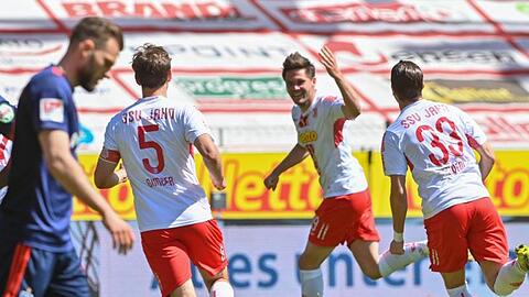 Andreas Albers (M) hat mit seinem Tor Jahn Regensburg die Führung im Spiel gegen den HSV gebracht.