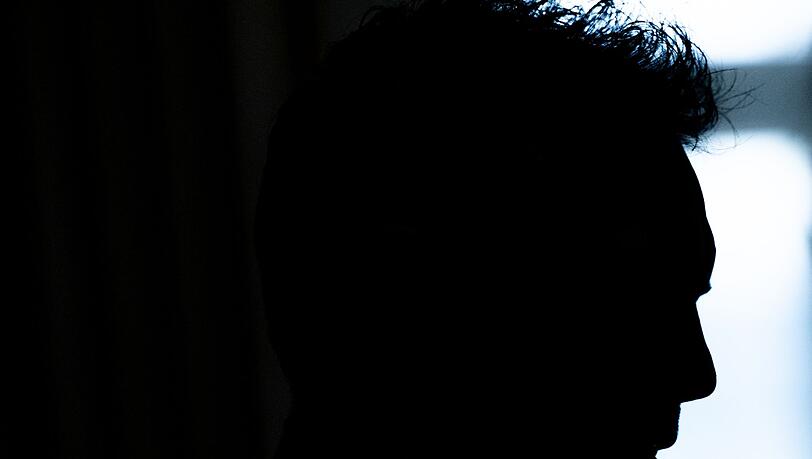 Trainer Julian Nagelsmann nimmt an einer abschließenden Pressekonferenz des FC Bayern München im Mannschaftshotel teil.