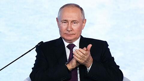 Kremlchef Wladimir Putin nimmt an einem  Wirtschaftsforum in Wladiwostok im russischen Fernen Osten teil.