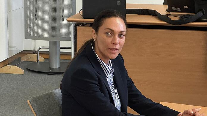 Blickt kritisch zur Seite: Lilly Becker