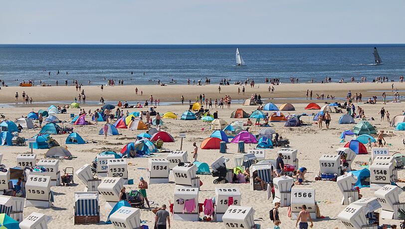 Eine Woche am Strand - oder auch nur bei Freunden - ist für viele Menschen zu teuer. (Archivbild)