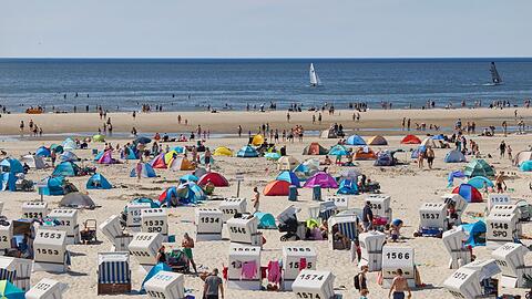 Eine Woche am Strand - oder auch nur bei Freunden - ist für viele Menschen zu teuer. (Archivbild)