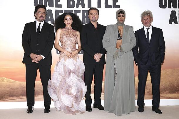 Wahnsinns Cast: Benicio Del Toro (l-r), Chase Infiniti, Leonardo DiCaprio, Teyana Taylor und Sean Penn posieren für Fotografen bei der Ankunft zur Premiere des Films "One Battle After Another".