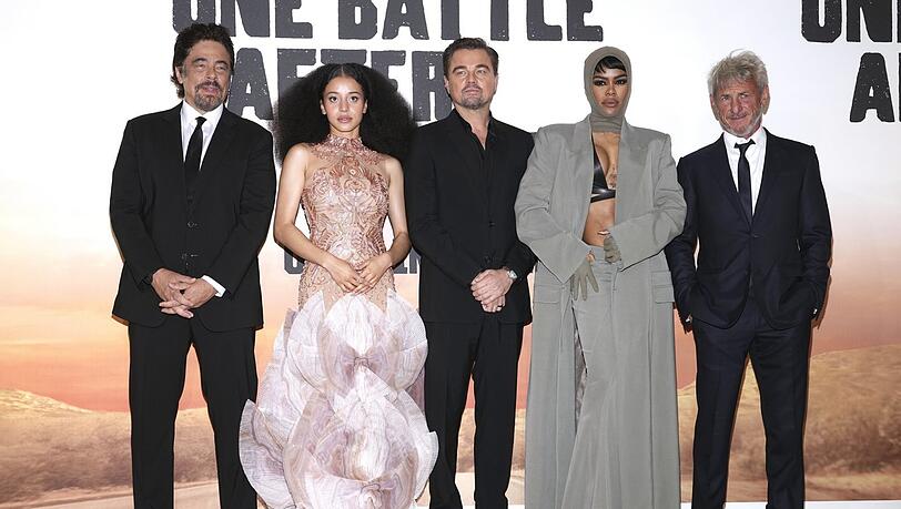Wahnsinns Cast: Benicio Del Toro (l-r), Chase Infiniti, Leonardo DiCaprio, Teyana Taylor und Sean Penn posieren für Fotografen bei der Ankunft zur Premiere des Films "One Battle After Another".
