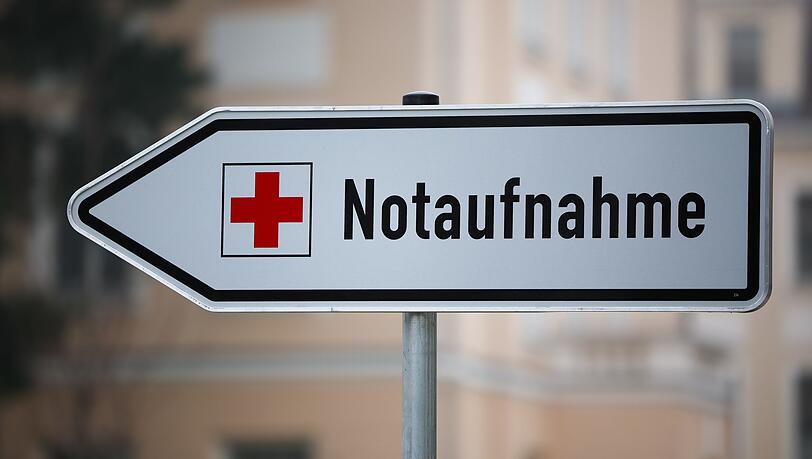 Sanit&auml;ter bringen den Rollerfahrer in ein Krankenhaus. (Symbolbild)
