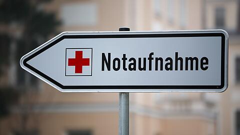 Sanit&auml;ter bringen den Rollerfahrer in ein Krankenhaus. (Symbolbild)