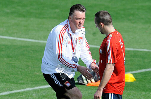STARS: Gleich in den ersten Wochen wird einer der Topstars großes Thema. So richtig warm werden Franck Ribéry und van Gaal nicht miteinander, zudem nerven die ständigen Spekulationen über einen Wechsel des Franzosen alle.