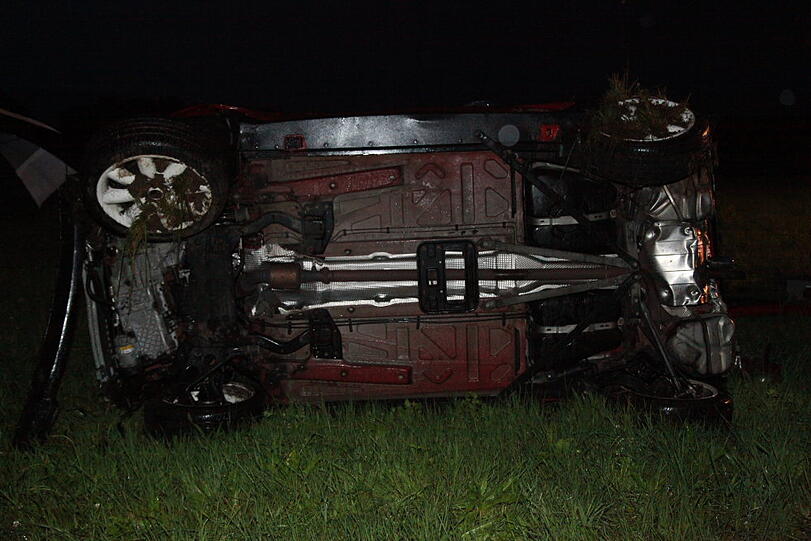 Eine Frau ist bei einem Unfall auf der Autobahn 8 bei Bad Aibling im Landkreis Rosenheim ums Leben gekommen. Sie überschlug sich auf regennasser Fahrbahn. Bilder von der Unfallstelle.