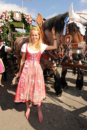 Alessandra Pocher, Claudia Effenberg und Co: Video: Promiandrang auf der Damenwiesn - Oktoberfest - Abendzeitung München