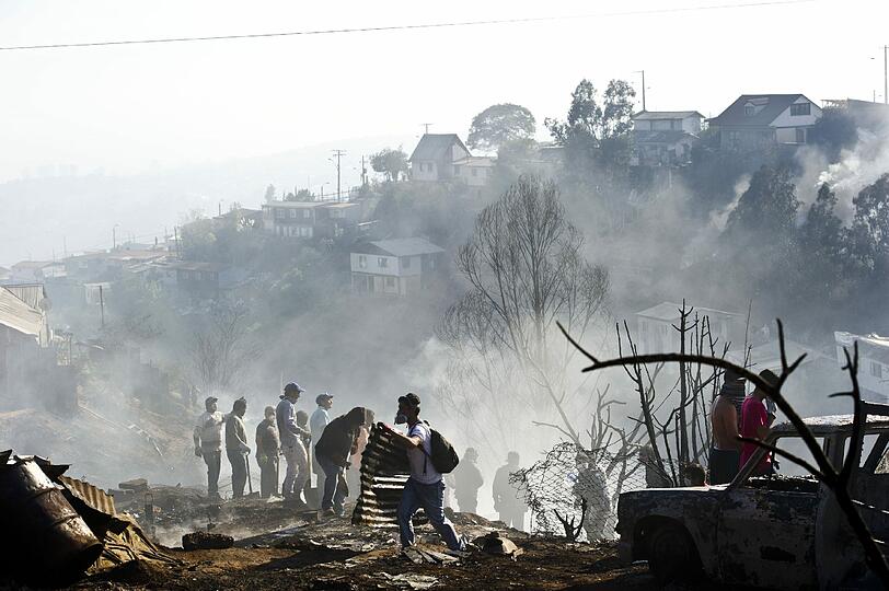 Nach dem riesigen zerstörerischen Brand im chilenischen Valparaiso beginnen die Bewohner mit Aufräumarbeiten.