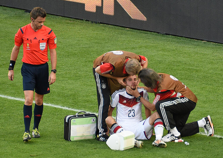 Christoph Kramer: ausgeknockt im WM-Finale. Links steht Schiedsrichter Nicola Rizzola.