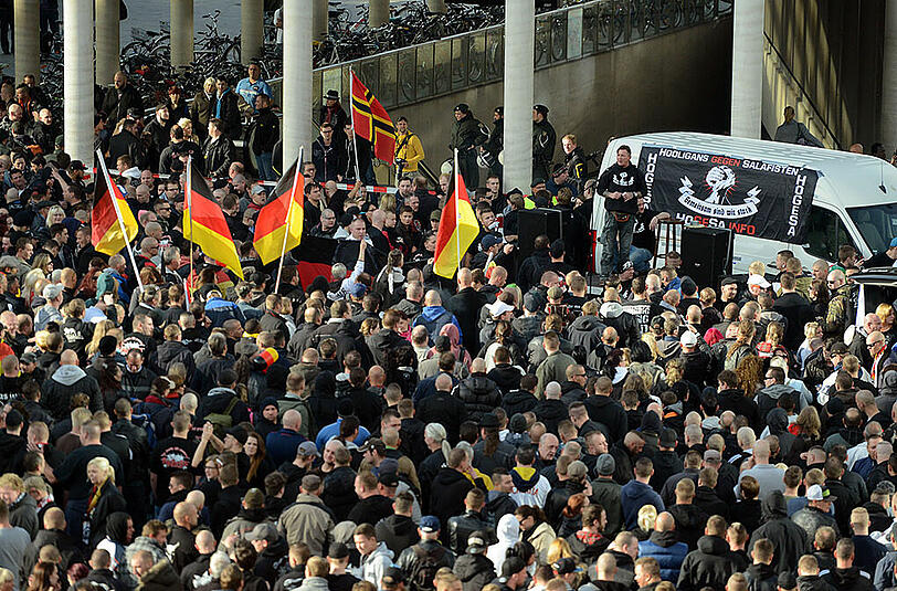Polizeieinsatz gegen Hooligans in Köln - die Bilder.