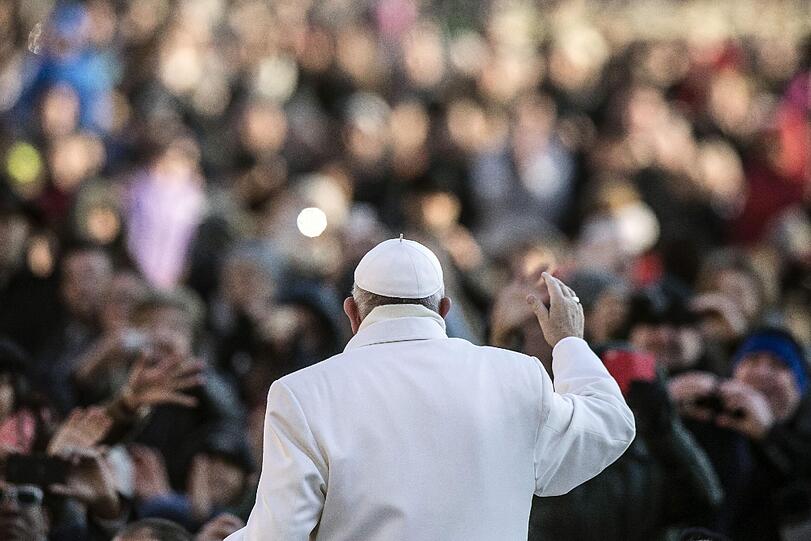 Papst Franzsikus grüßt die Gläubigen während der Generalaudienz in Rom.