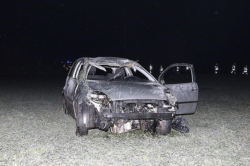 Unfall auf spiegelglatter Straße: Eine 20-Jährige überschlägt sich mit ihrem Fiesta mehrfach.