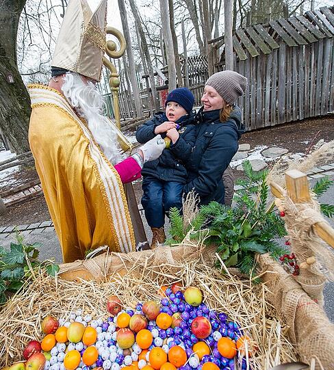 Der Nikolaus war in tierischer Begleitung in Hellabrunn unterwegs und beschenkte die kleinen Besucher.