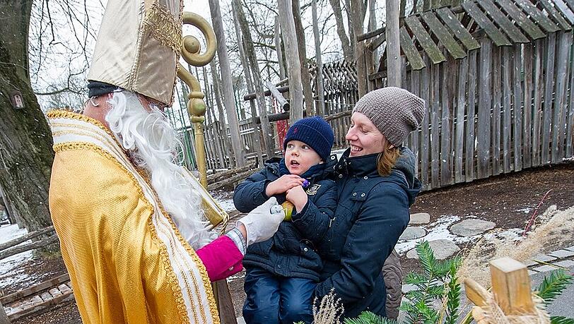 Der Nikolaus war in tierischer Begleitung in Hellabrunn unterwegs und beschenkte die kleinen Besucher. Der Nikolaus war in tierischer Begleitung in Hellabrunn unterwegs und beschenkte die kleinen Besucher.