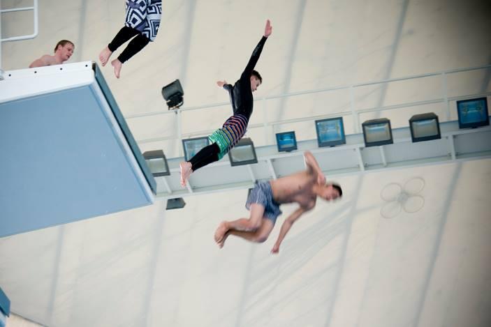 Mit waghalsigen Sprüngen stürzen sich die X-Diver ins Wasser. Wer sich traut, darf auch!