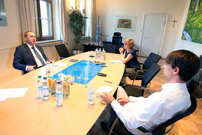 Hubert Aiwanger im Gespräch mit den AZ-Lokalchefs Sophie Anfang (hinten) und Felix Müller.