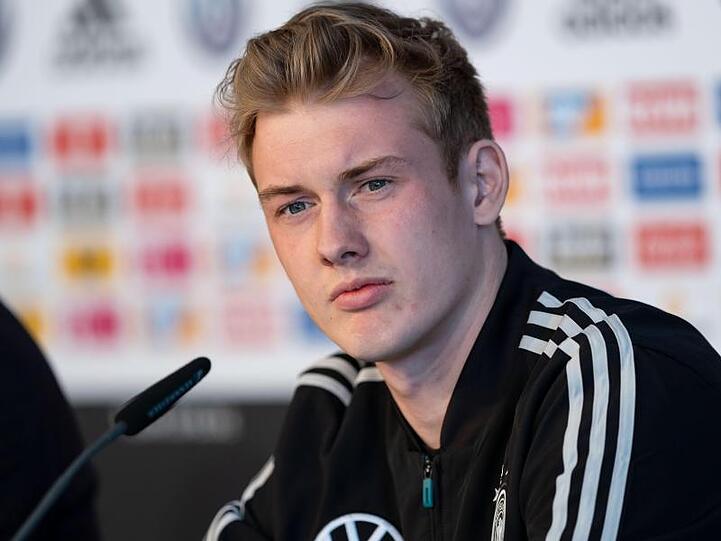 Der Leverkusener Julian Brandt während der Pressekonferenz.