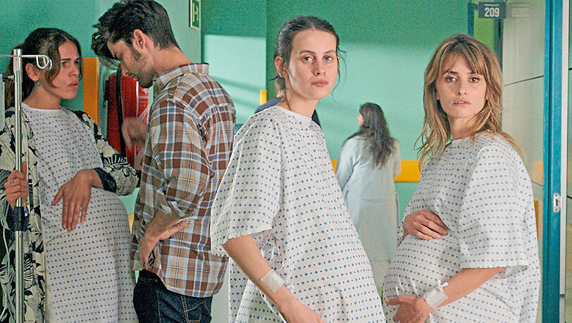 Milena Smit und Penélope Cruz spielen zwei Schwangere unterschiedlicher Generationen, die sich immer näher kommen.