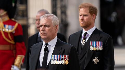 Prinz Andrew (li.) und Prinz Harry auf der Beerdigung der Queen.
