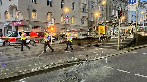 Ermittler sichern Spuren am Ort des Unglücks - direkt an einer Stadtbahn-Haltestelle.