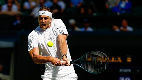 Alexander Zverev hat in der ersten Runde Probleme, setzt sich aber durch.