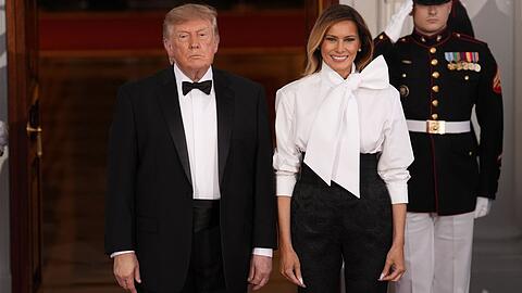 Melania Trump erschien zum Staatsempfang in wei&szlig;er Bluse und Pfingstrosen-Hose.