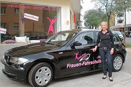 Fahren lernen von Frau zu Frau: Nina Kandlbinder bringt Münchnerinnen hinters Steuer.