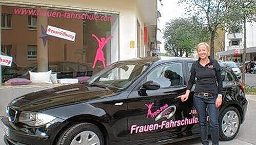 Fahren lernen von Frau zu Frau: Nina Kandlbinder bringt Münchnerinnen hinters Steuer.