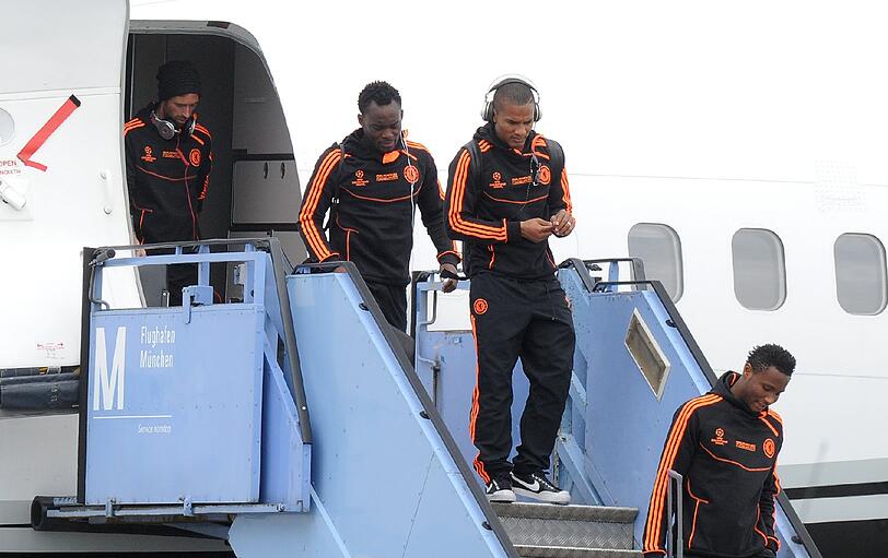 Die Chelsea-Spieler verlassen das Flugzeug: John Obi Mikel (vorne), Florent Malouda (Mitte) und Mikael Essien (links) im Einheits-Look.