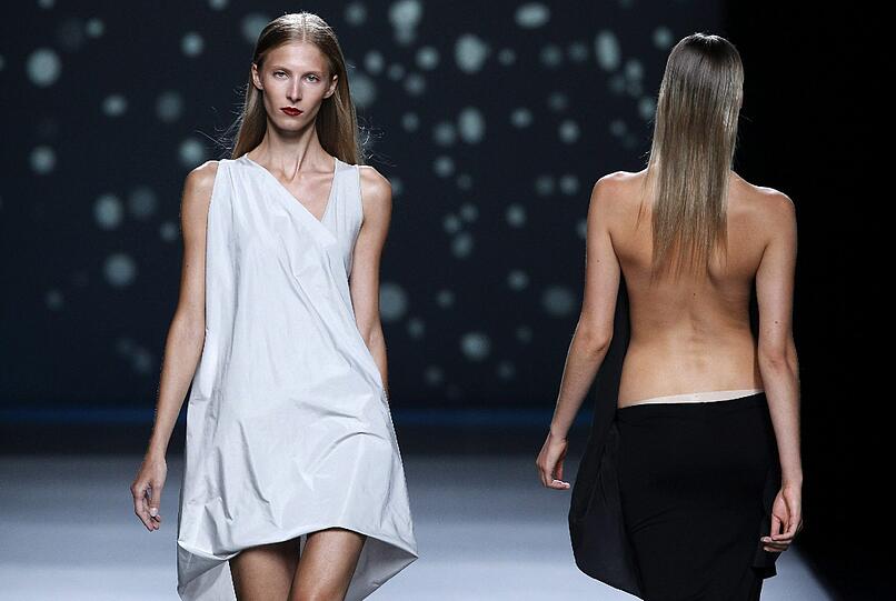 Bei der Fashion Week in Madrid lassen Models für Mercedes-Benz tief blicken. In der Welt der "Stars und Sternchen" gibt es genügend Beispiele für extrem offenherzige Mode - klicken Sie sich in der Bilderstrecke durch die größten Kleiderpannen und Hingucker der Promis.