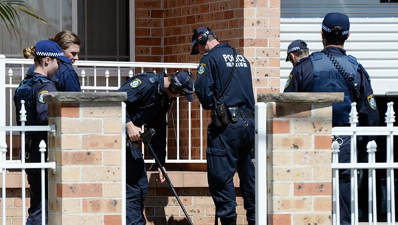 Größter Anti-Terror-Einsatz in der australischen Geschichte: Ein 22-Jähriger hatte Massen-Enthauptungen von Passanten geplant. Die Bilder vom Einsatz der Polizei. Größter Anti-Terror-Einsatz in der australischen Geschichte: Ein 22-Jähriger hatte Massen-Enthauptungen von Passanten geplant. Die Bilder vom Einsatz der Polizei.