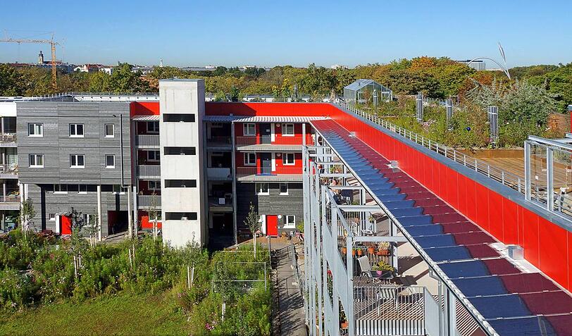 Petra-Kelly-Straße 29: Bauherr: Wohnbaugenossenschaft wagnis, München, Architekten: A2freising Architekten + Stadtplaner, Freising, Besonderheit: Dachterrasse für alle &ndash; samt Kräuterrasen und Blütenhecke