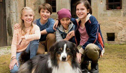 Auf der Suche nach einem Schatz aus Dinosaurier-Knochen: Die "Fünf Freunde" (von links) Anne (Amelie Lammers), Julian (Marinus Hohmann), Dick (Ron Antony Renzenbrink) und George (Allegra Tinnefeld). In liegender Position: Timmy, der Hund.
