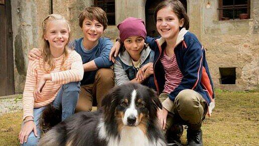 Auf der Suche nach einem Schatz aus Dinosaurier-Knochen: Die "Fünf Freunde" (von links) Anne (Amelie Lammers), Julian (Marinus Hohmann), Dick (Ron Antony Renzenbrink) und George (Allegra Tinnefeld). In liegender Position: Timmy, der Hund.