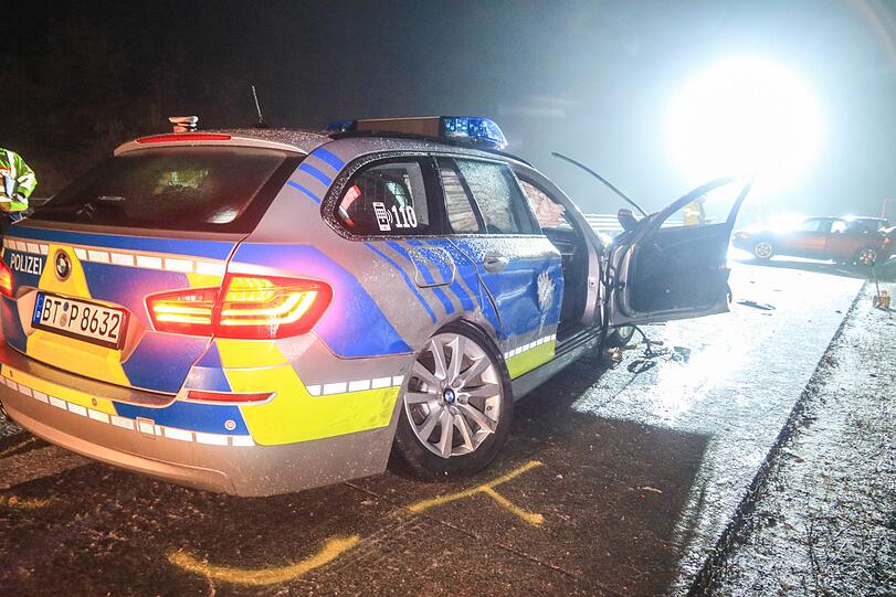 Tragischer Unfall auf der A73: Nach einem leichten Unfall mit Blechschaden wird ein Lkw-Fahrer von einem Auto erfasst und tödlich verletzt.