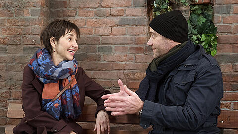 "Unter uns": Merle lässt sich auf einen Flirt mit Peter Mangold ein