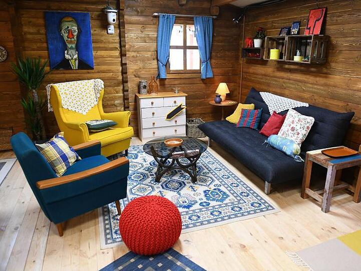 Rustikal aber gemütlich: Der Wohnbereich im "Blockhaus" der neuen Staffel.