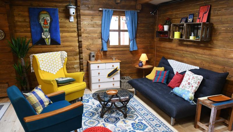 Rustikal aber gemütlich: Der Wohnbereich im "Blockhaus" der neuen Staffel. Rustikal aber gemütlich: Der Wohnbereich im "Blockhaus" der neuen Staffel.