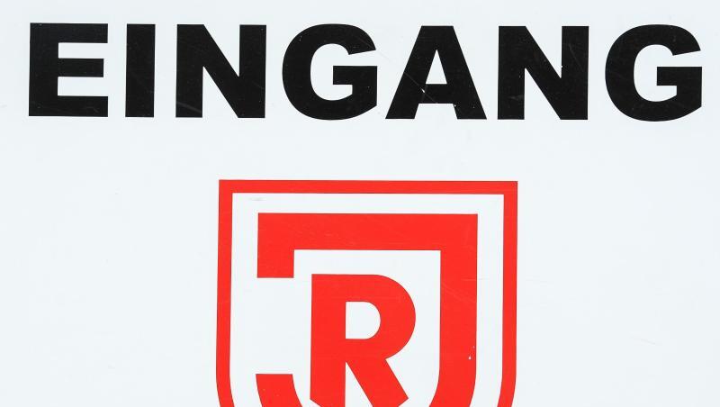 "Eingang" steht über dem Logo des SSV Jahn Regensburg. Foto: Armin Weigel/dpa/Archivbild "Eingang" steht über dem Logo des SSV Jahn Regensburg. Foto: Armin Weigel/dpa/Archivbild