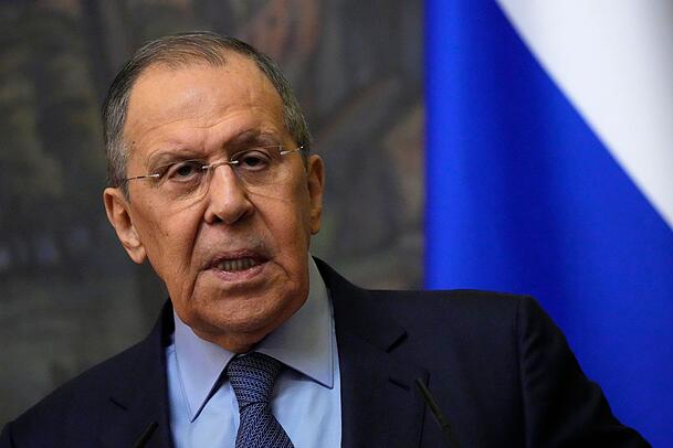Findet, dass westliche Medien übertreiben: Lawrow sagt, Russland drohe nicht mit Atomwaffen. Findet, dass westliche Medien übertreiben: Lawrow sagt, Russland drohe nicht mit Atomwaffen.