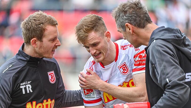 Scott Kennedy (m) von Jahn Regensburg geht verletzt vom Platz.