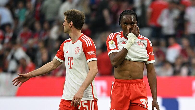 Nach der 1:3-Niederlage gegen Leipzig blickt man bei Mathys Tel (r) und Thomas Müller in enttäuschte Gesichter.
