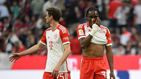 Nach der 1:3-Niederlage gegen Leipzig blickt man bei Mathys Tel (r) und Thomas Müller in enttäuschte Gesichter.
