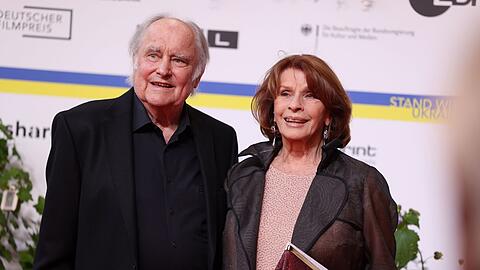 Schauspielerin Senta Berger und ihr Ehemann, Regisseur Michael Verhoeven, kommen zur Verleihung des Deutschen Filmpreises.